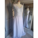 Gyönyörű, csipkés esküvői ruha