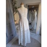 Könnyed, csipkés esküvői ruha