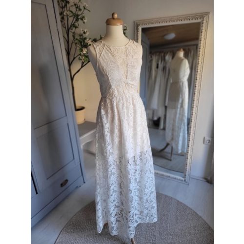 Könnyed, csipkés esküvői ruha